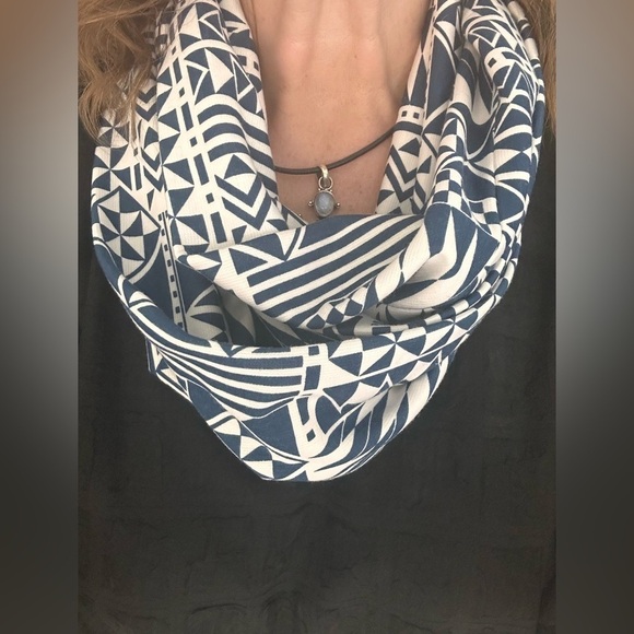 🎉Geometric Design Blue & White Infinity Scarf - Very Pretty - Picture 5 of 7